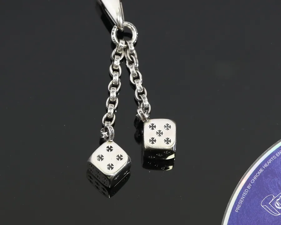 Кубики с крестами на цепочках Chrome Hearts, макросъемка