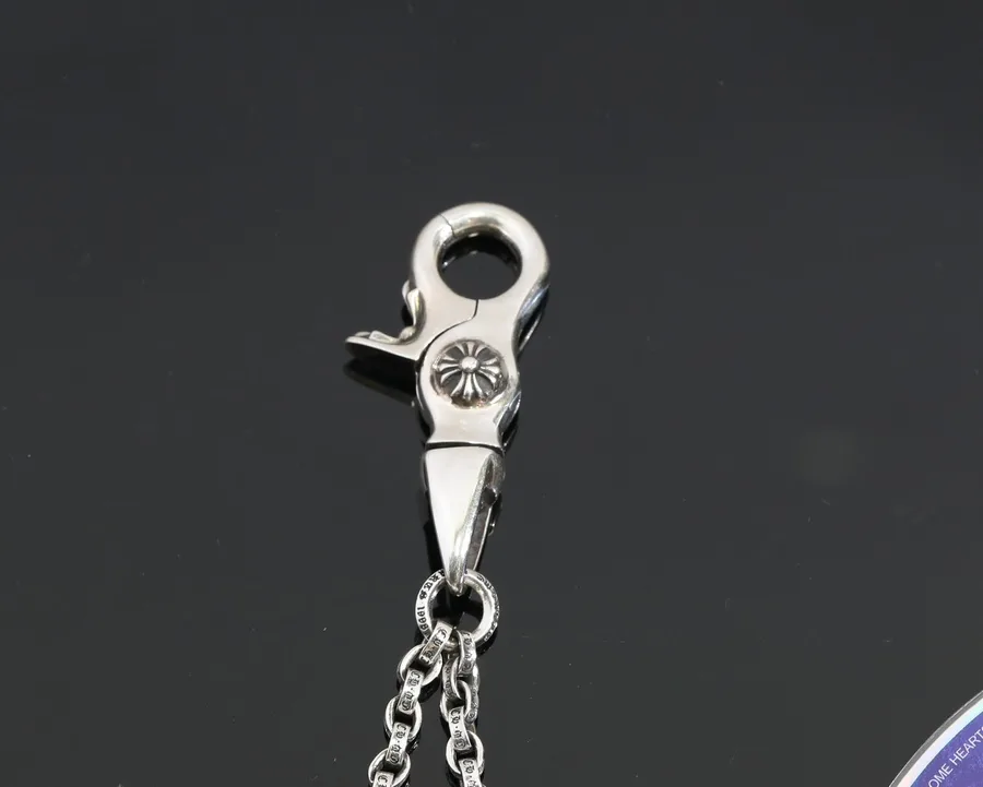 Застежка-карабин с фирменной гравировкой Chrome Hearts