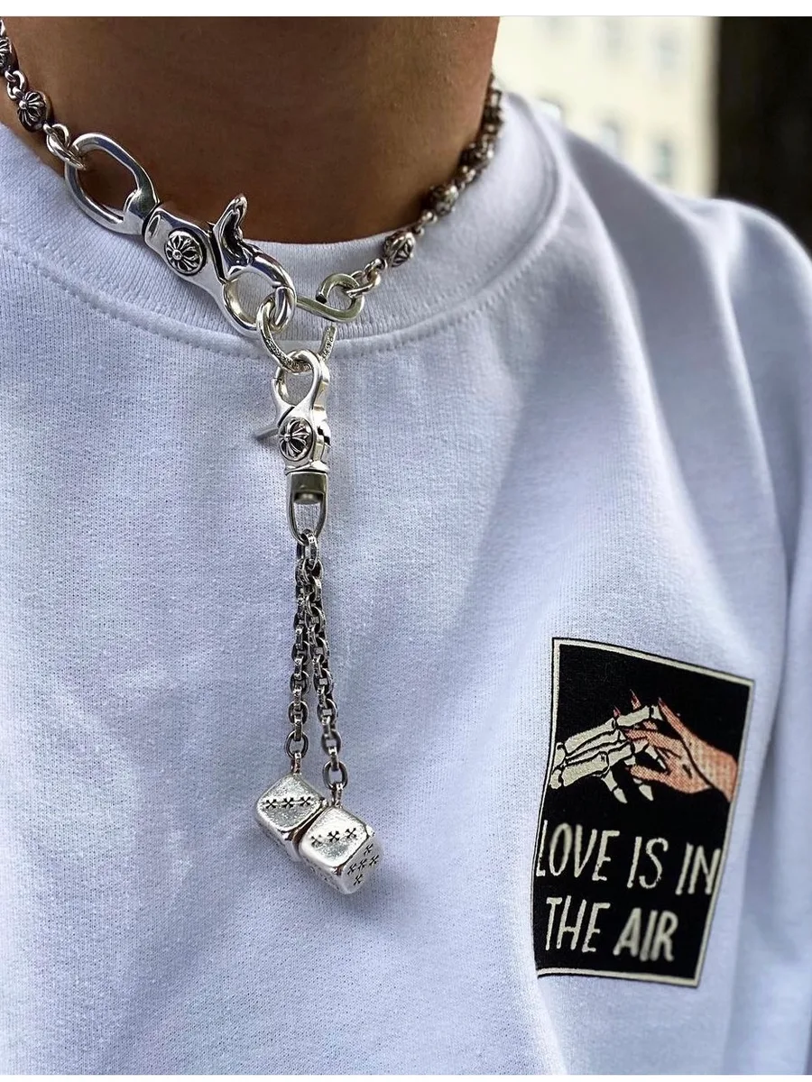 Пример ношения подвески Chrome Hearts Dice на цепочке на шее