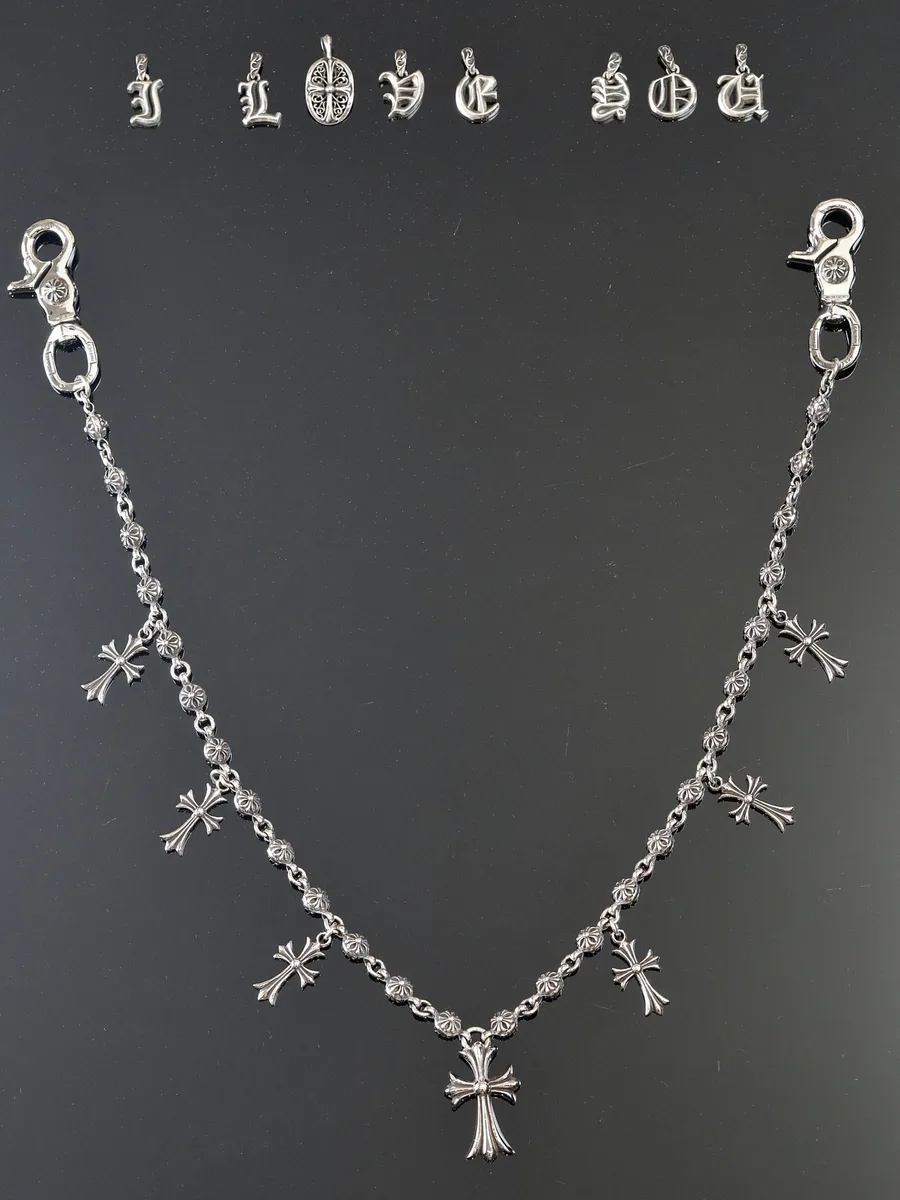 Серебряная цепь Chrome Hearts с подвесками в виде крестов на темном фоне