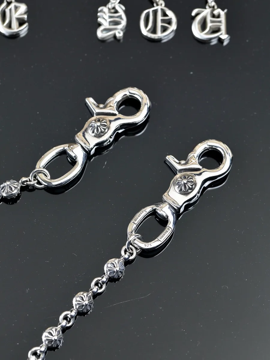 Детализированный вид карабинов серебряной цепи Chrome Hearts