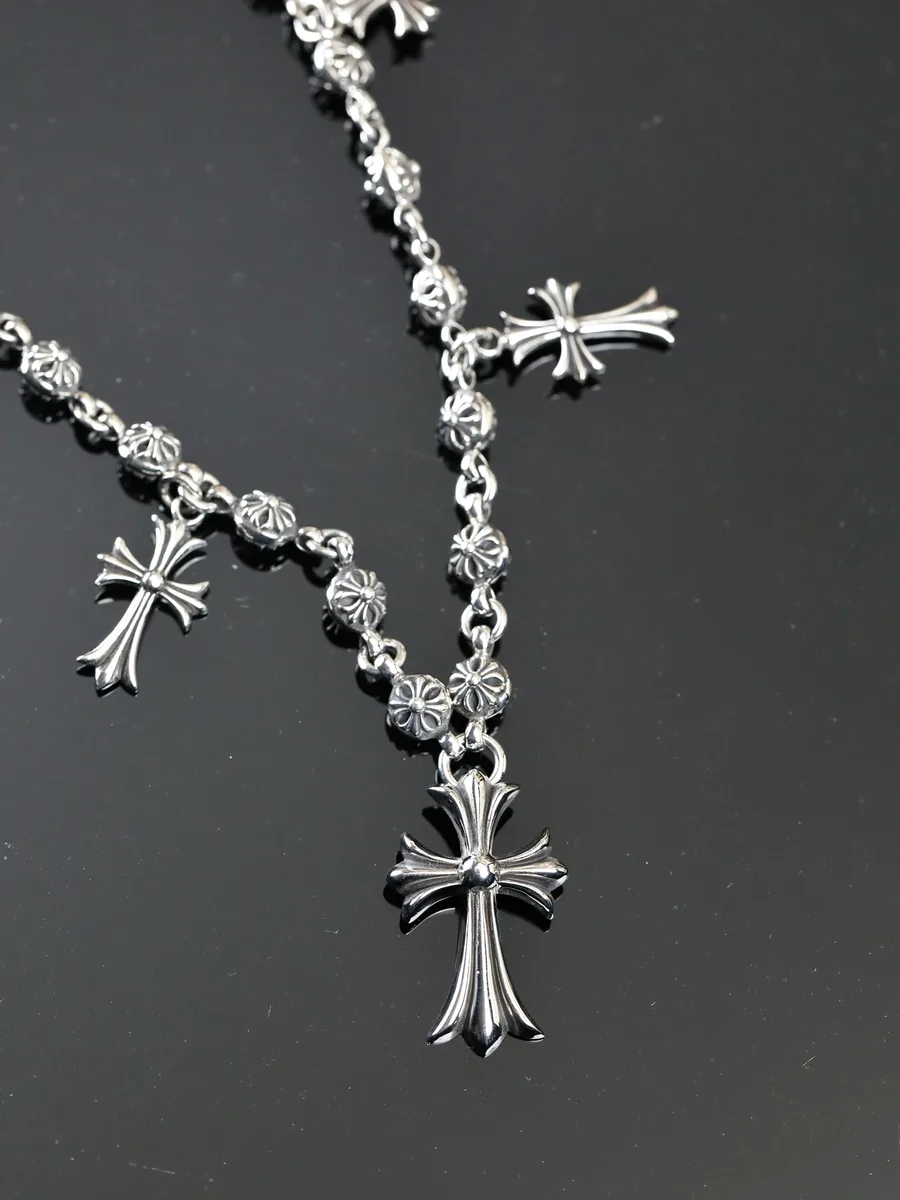 Подвески в виде готических крестов на звеньях цепи Chrome Hearts