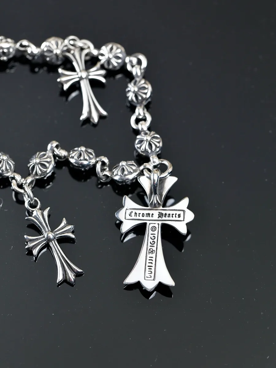 Обратная сторона центрального креста с гравировкой бренда Chrome Hearts