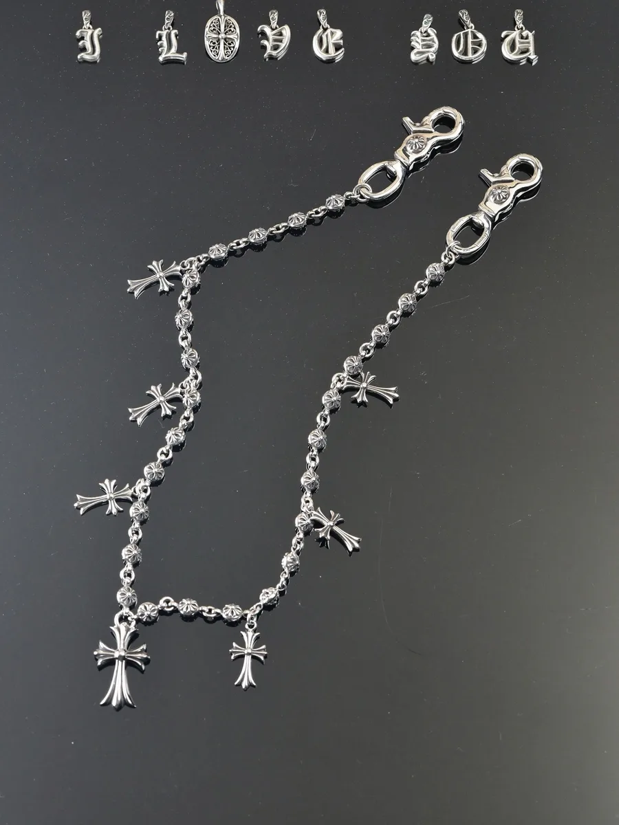 Серебряная цепь Chrome Hearts в разложенном виде на темной поверхности