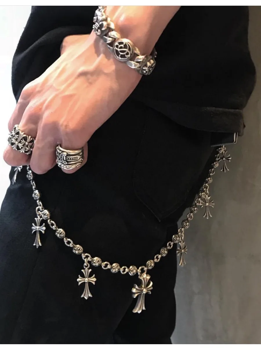Пример ношения серебряной цепи Chrome Hearts на черных брюках