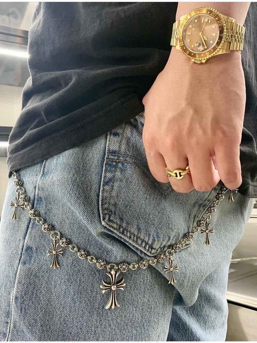 Стилизация серебряной поясной цепи Chrome Hearts на джинсах