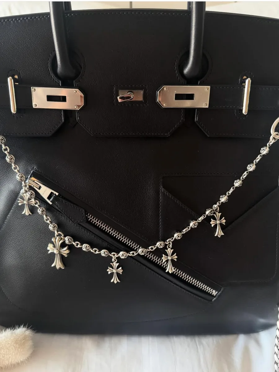 Декоративная серебряная цепь Chrome Hearts на черной кожаной сумке