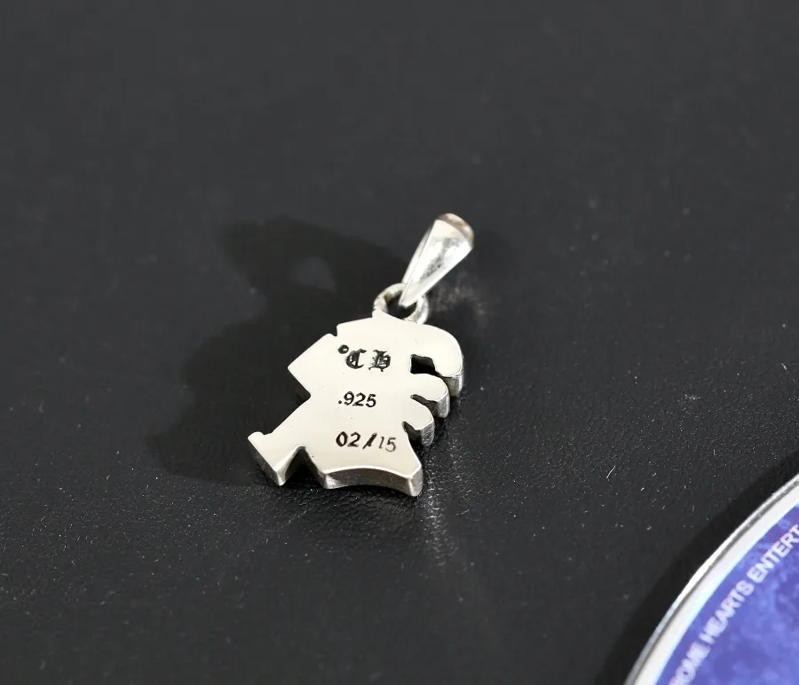 Обратная сторона подвески K Chrome Hearts с гравировкой бренда и пробой 925