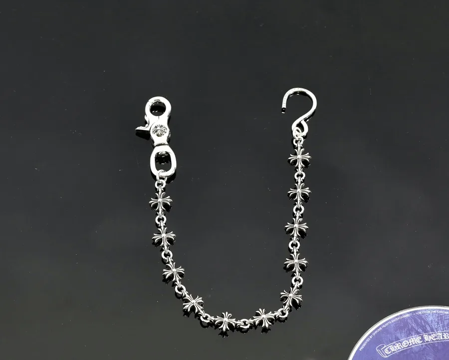 Серебряная цепь Chrome Hearts в форме петли на темном фоне