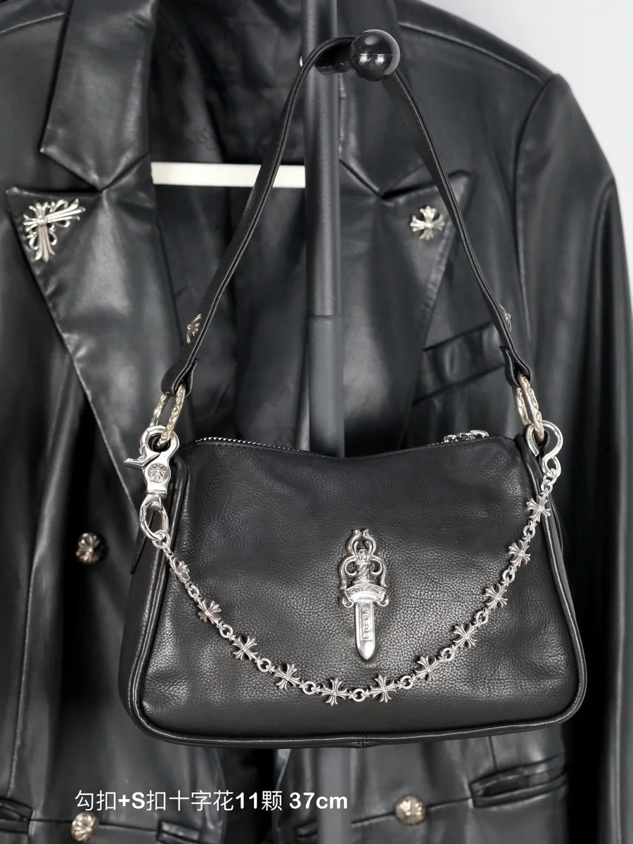 Серебряная цепочка Chrome Hearts в качестве подвески на черной кожаной сумке