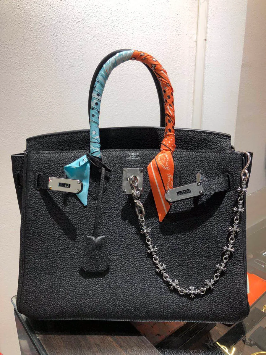 Пример стилизации цепочки Chrome Hearts на ручке черной кожаной сумки