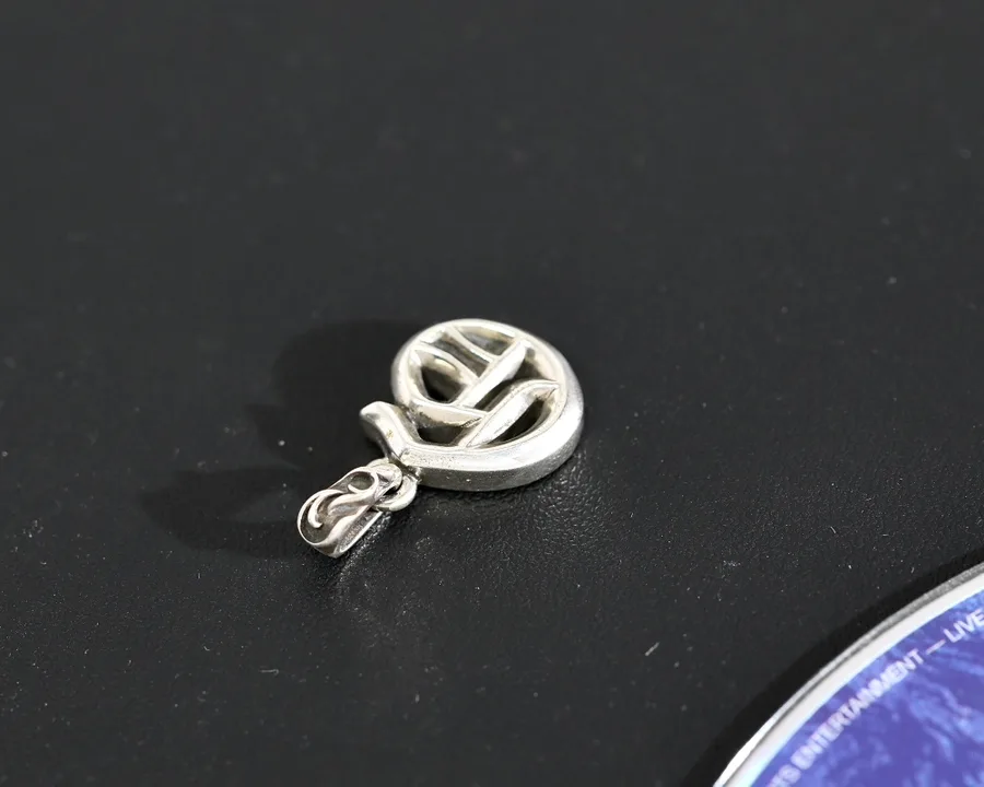 Объемная серебряная подвеска Chrome Hearts Alphabet G вид сбоку