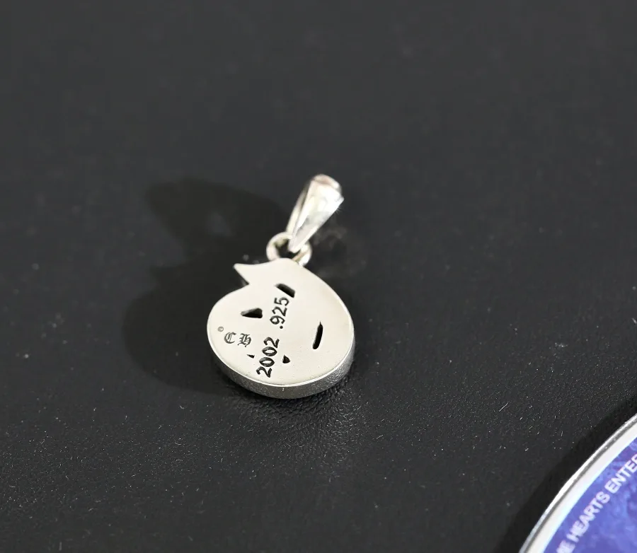 Обратная сторона подвески с гравировкой Chrome Hearts и пробой 925