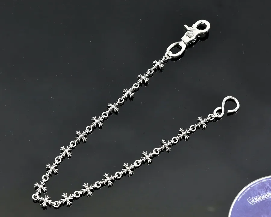 Цепь Chrome Hearts для сумки и брюк из серебра 925 пробы на темном фоне
