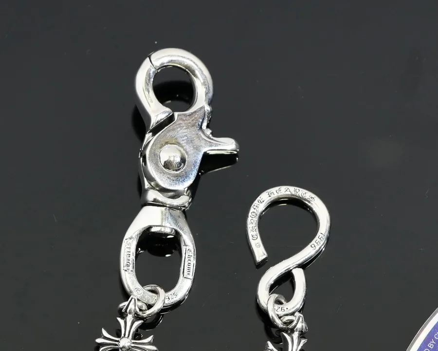 Крупный план застежек: карабин с гравировкой и S-крючок Chrome Hearts
