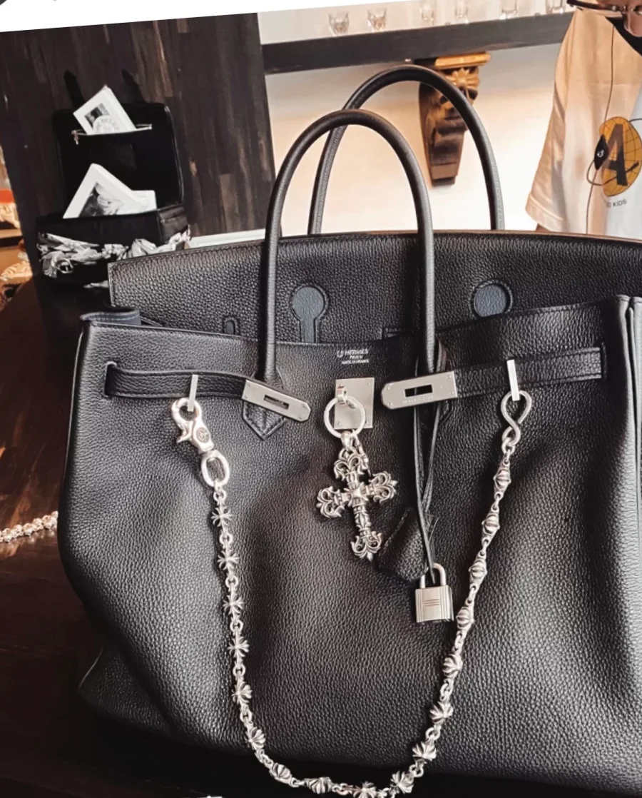 Пример декора черной кожаной сумки серебряной цепью Chrome Hearts