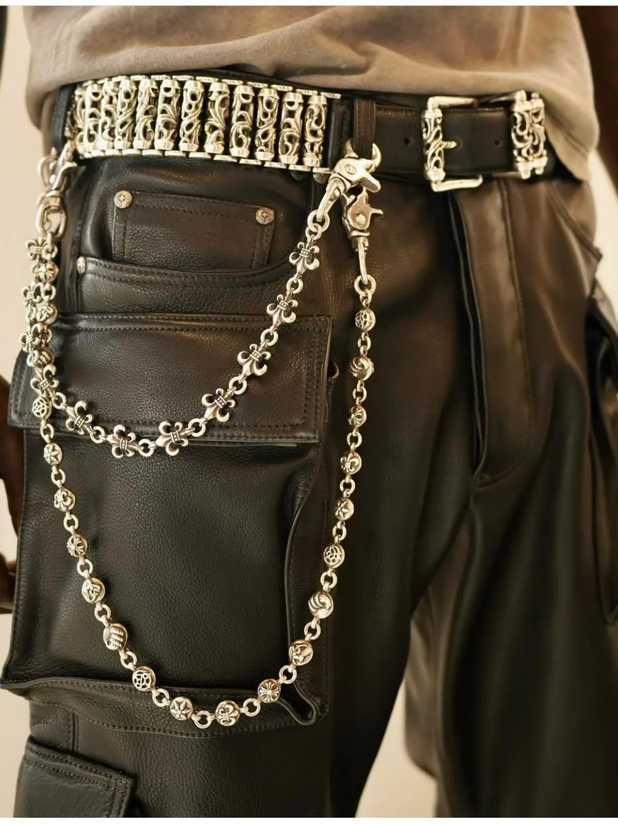 Пример ношения серебряной цепи Chrome Hearts на кожаных брюках