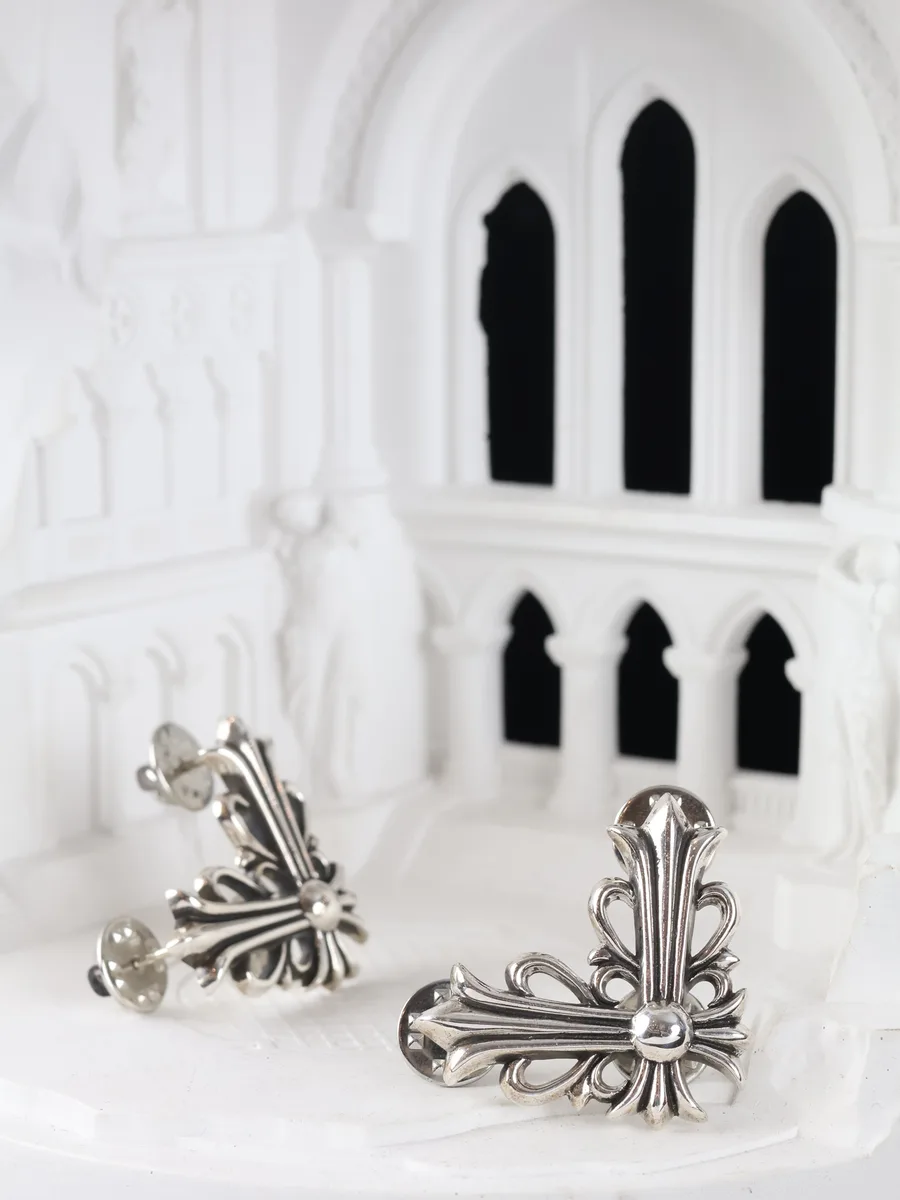Серебряные броши на воротник Chrome Hearts, вид сбоку