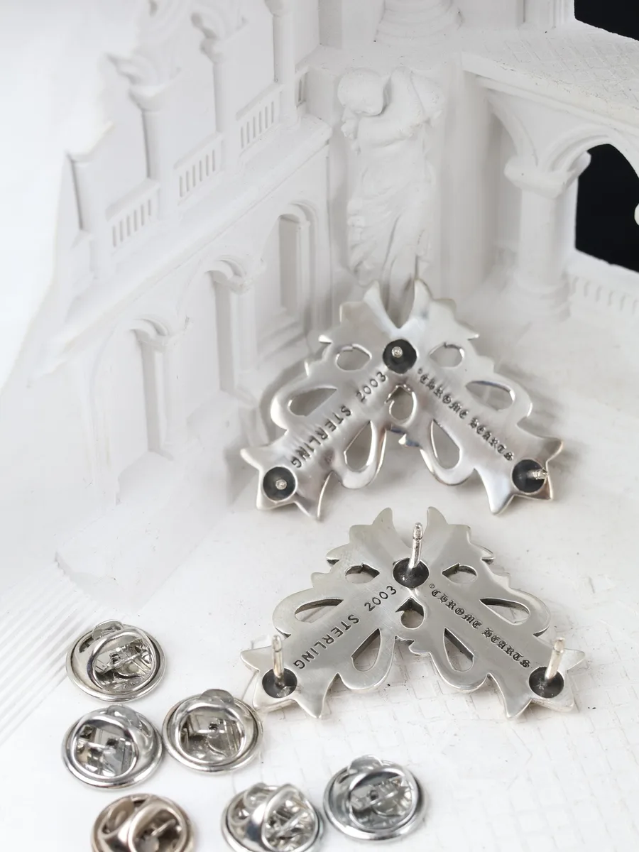 Гравировки Chrome Hearts 2003 925 Sterling на оборотной стороне брошей