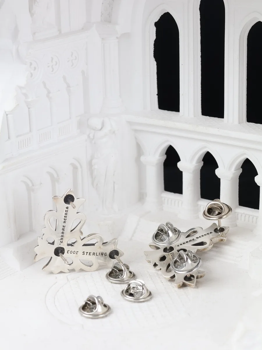 Серебряные броши-уголки Chrome Hearts с фиксаторами на белом фоне