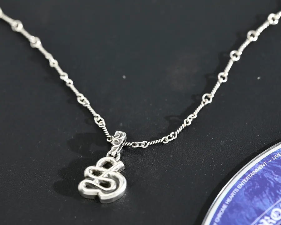 Кулон-буква S из серебра 925 пробы Chrome Hearts на цепочке крупным планом