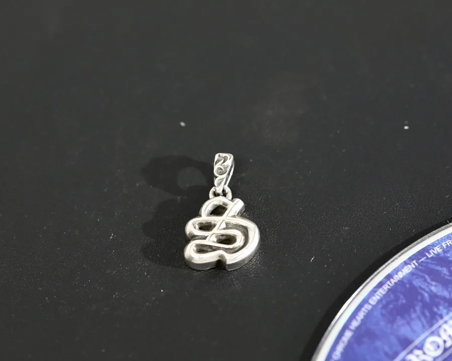 Серебряный кулон Chrome Hearts буква S на тёмном фоне