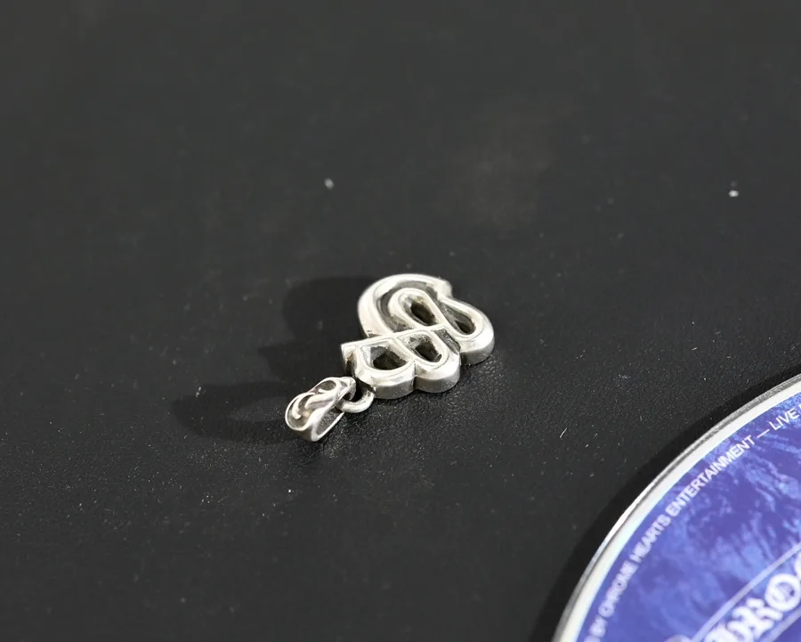 Подвеска Chrome Hearts буква S из стерлингового серебра, ракурс под углом