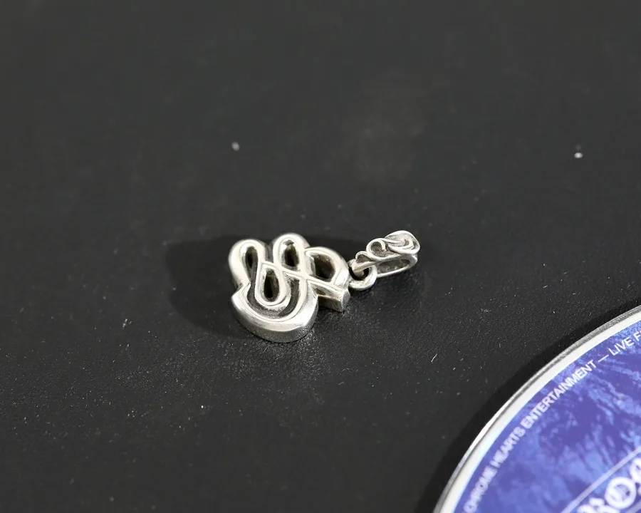 Кулон Chrome Hearts буква S, вид сбоку и ушко подвески