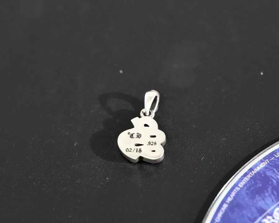 Обратная сторона подвески Chrome Hearts с фирменной гравировкой и пробой 925