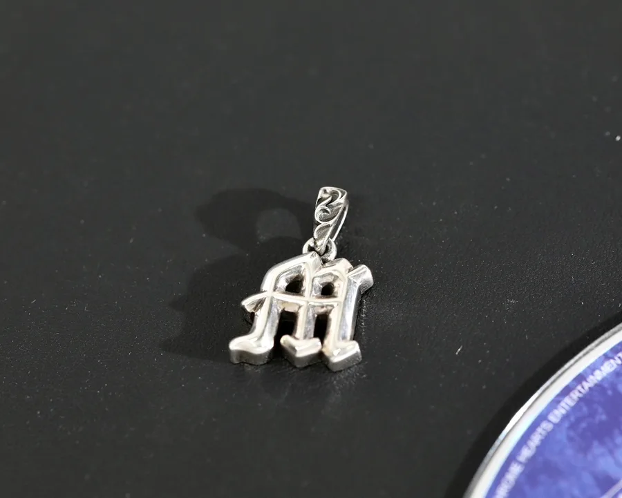 Фронтальный вид подвески Chrome Hearts Alphabet M из серебра 925 пробы