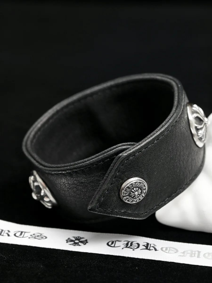 Застежка-кнопка кожаного браслета Chrome Hearts с гравировкой логотипа