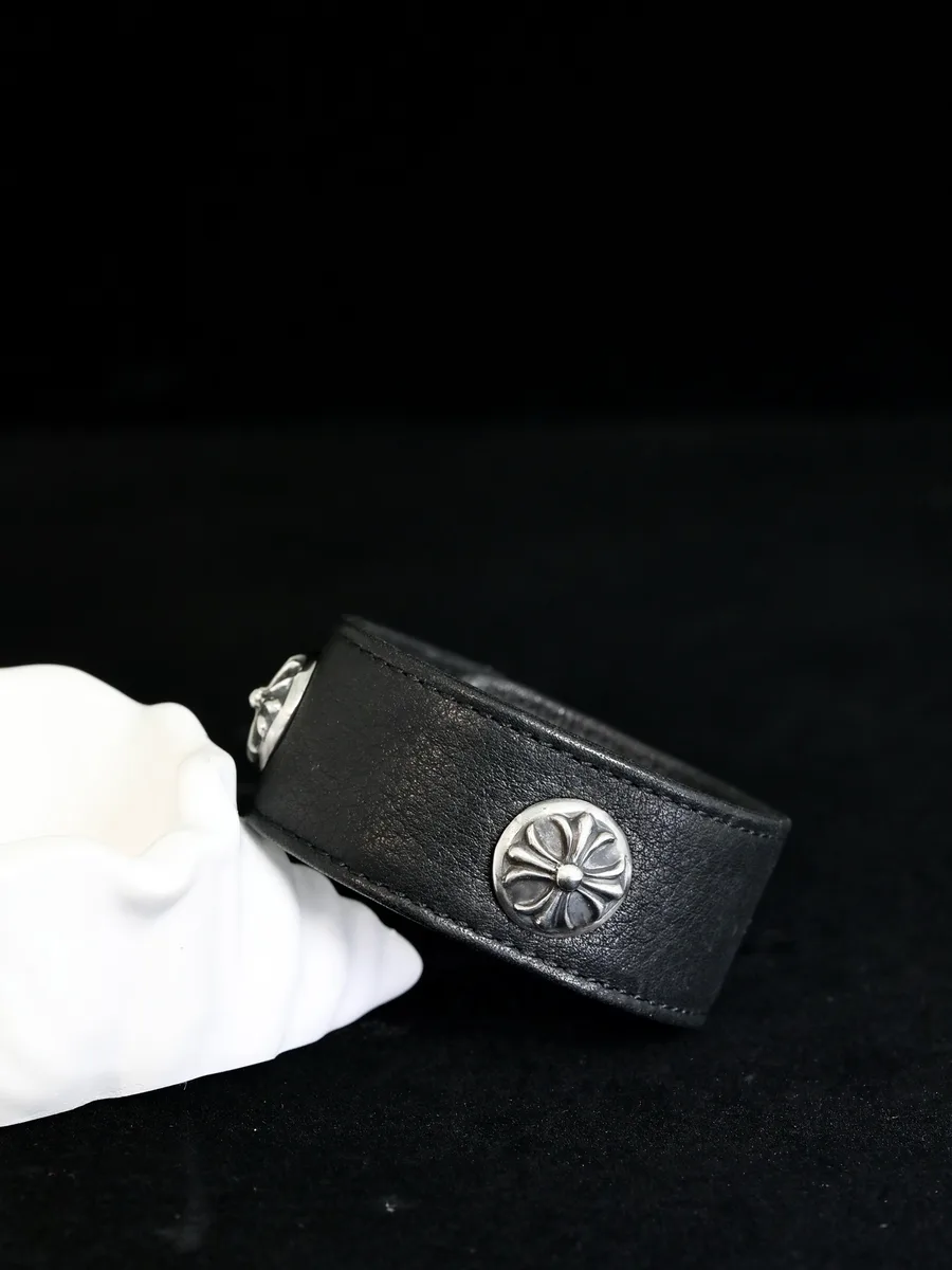 Фактурная кожа и серебряная заклепка Cross на браслете Chrome Hearts