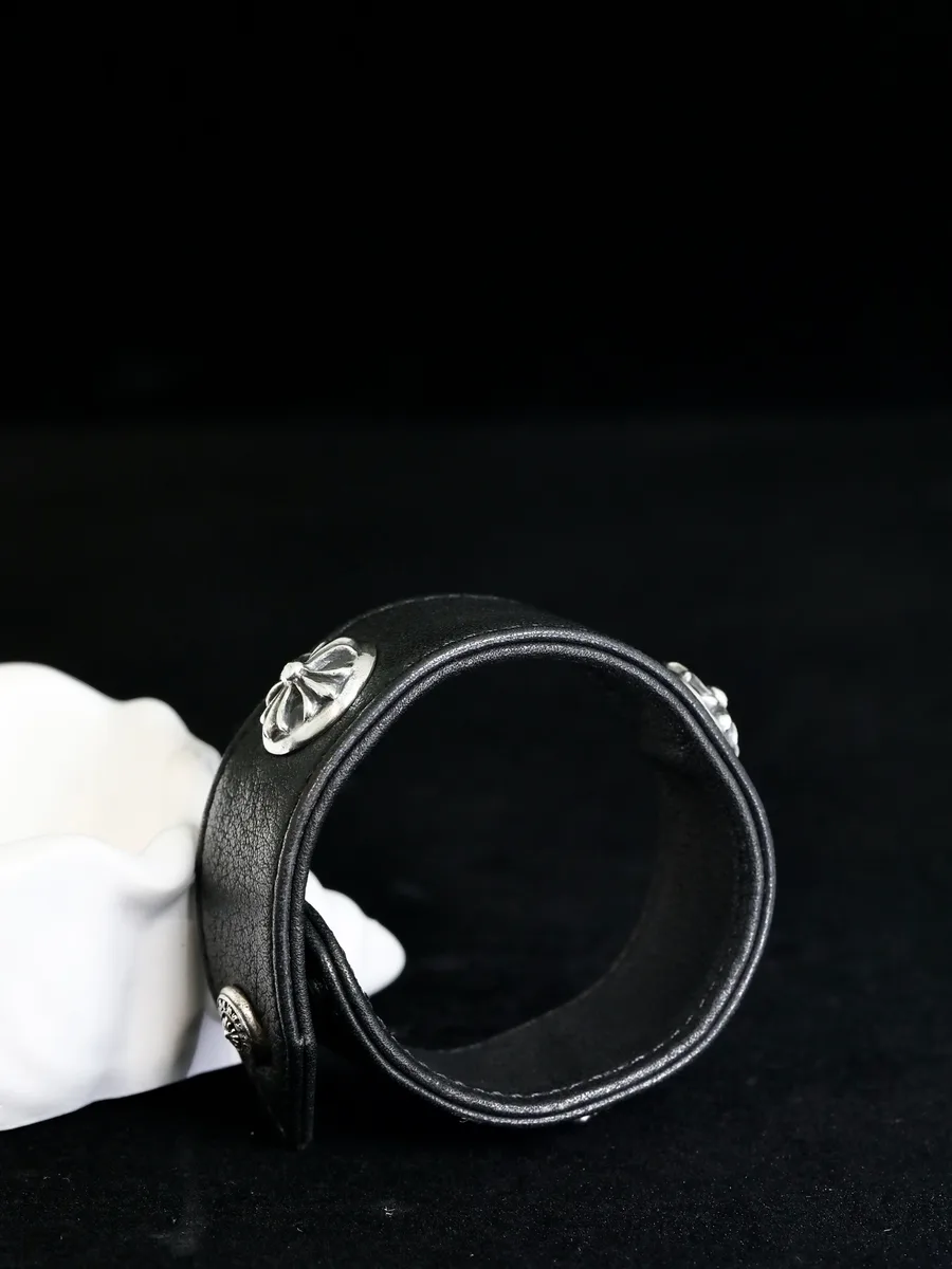 Браслет-напульсник Chrome Hearts из кожи и серебра, вид сверху