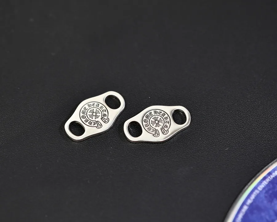 Пара серебряных зажимов для шнурков Chrome Hearts с логотипом Horseshoe
