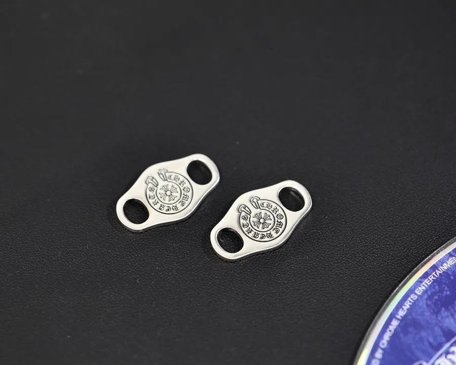 Серебряные лейслоки Chrome Hearts с фирменной гравировкой, вид спереди