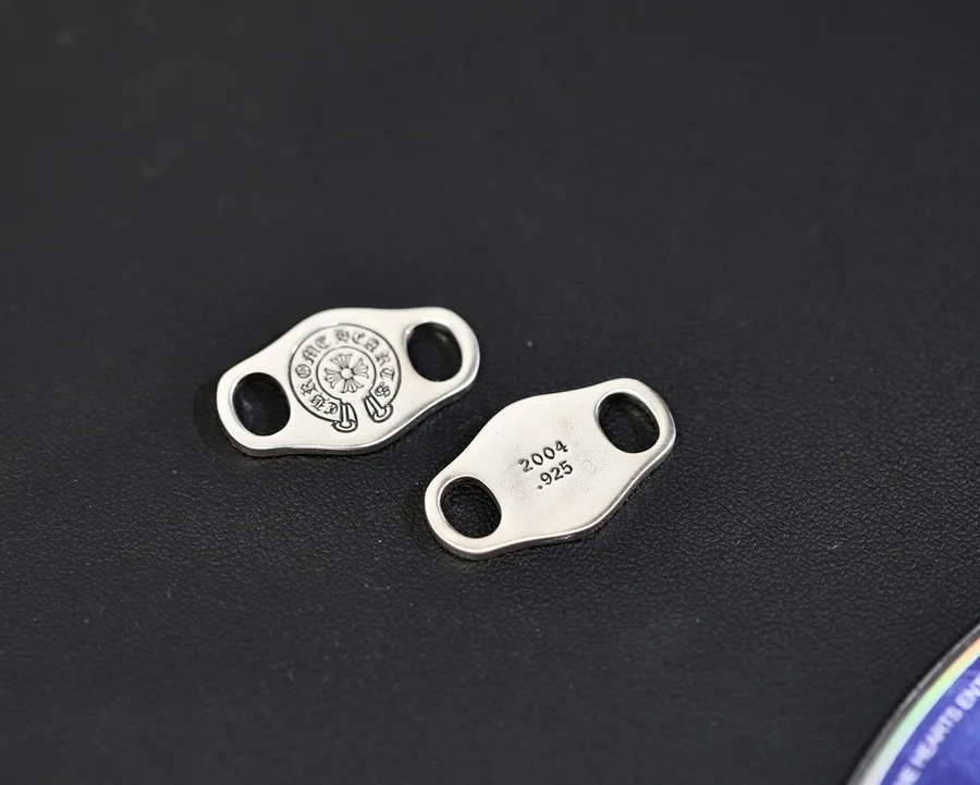 Зажимы для шнурков Chrome Hearts: лицевая сторона с логотипом и оборотная с клеймом 2004 .925