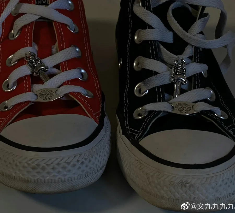 Крупный план шнуровки кед с серебряными лейслоками Chrome Hearts Horseshoe