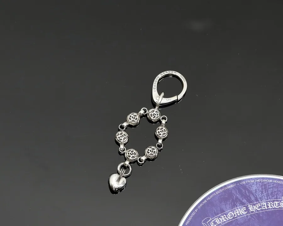 Кулон-цепочка для сумки Chrome Hearts из черненого серебра 925 пробы под углом