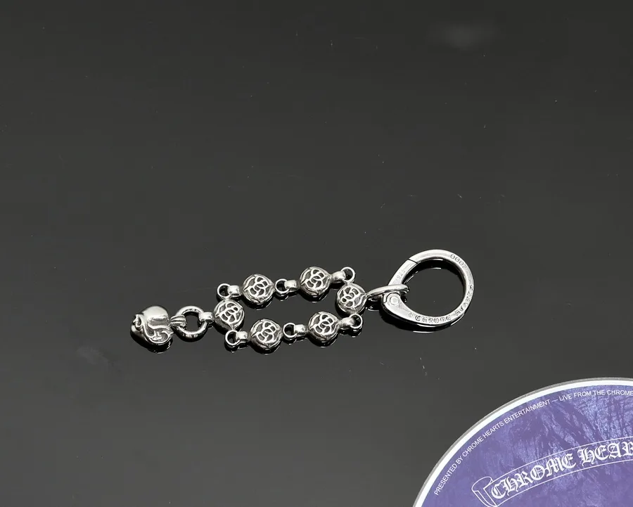 Брелок-цепочка Chrome Hearts с круглым карабином в горизонтальном ракурсе