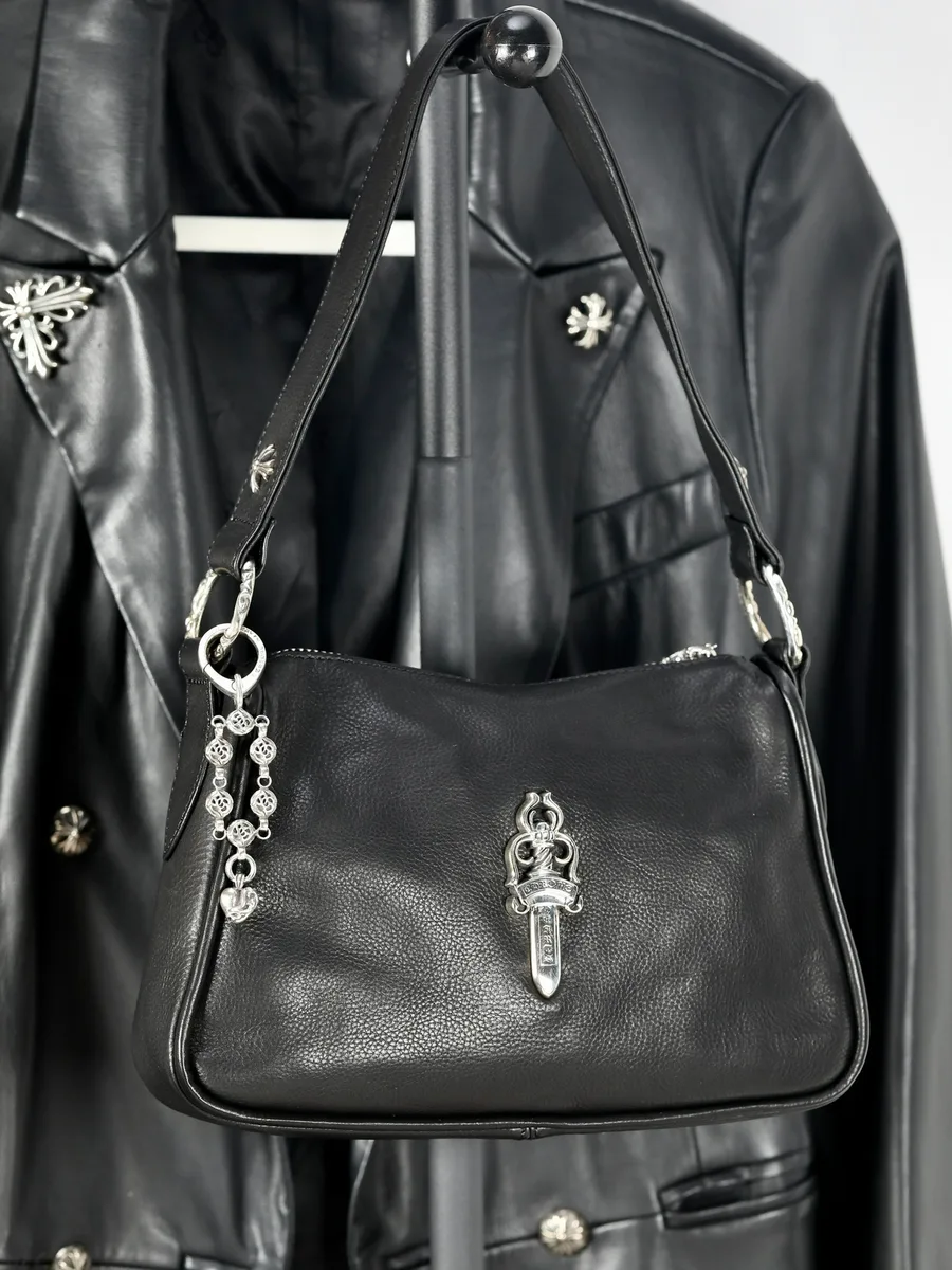 Серебряный кулон для сумки Chrome Hearts на плечевой черной кожаной сумке