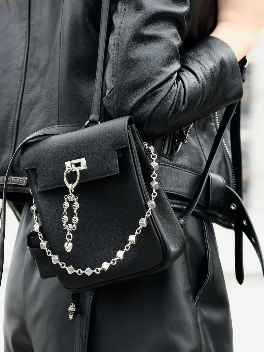 Черный кожаный рюкзак с закрепленным серебряным кулоном Chrome Hearts с подвеской-сердцем