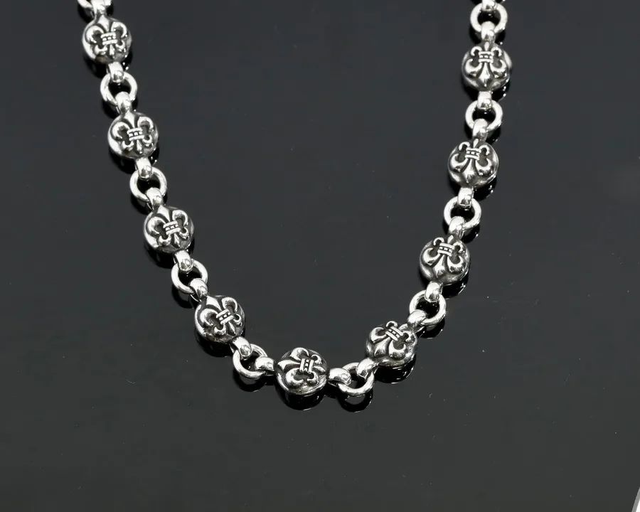 Крупный план звеньев серебряной цепочки Chrome Hearts с крестами