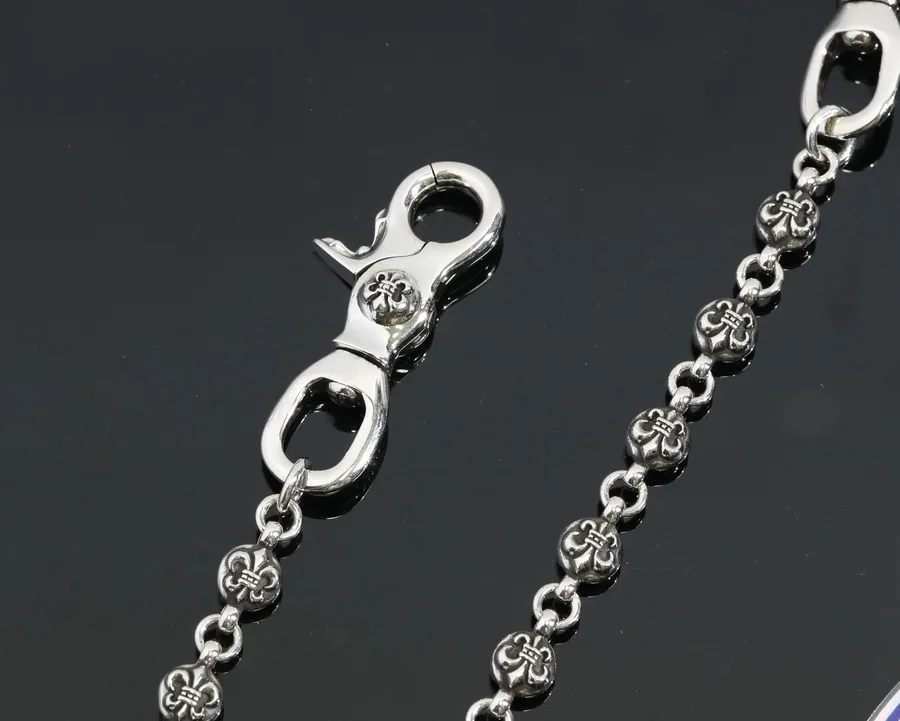 Карабин и рельефные звенья серебряной цепочки Chrome Hearts