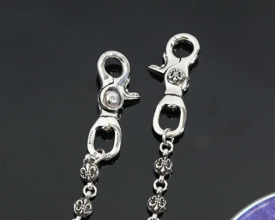 Детали застежек-карабинов цепочки Chrome Hearts крупным планом