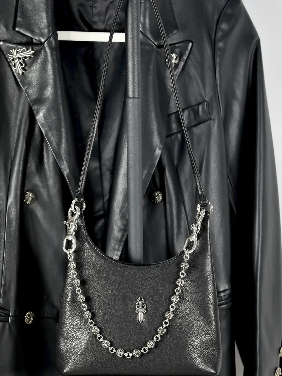 Серебряная цепочка Chrome Hearts в качестве декора на черной кожаной сумке