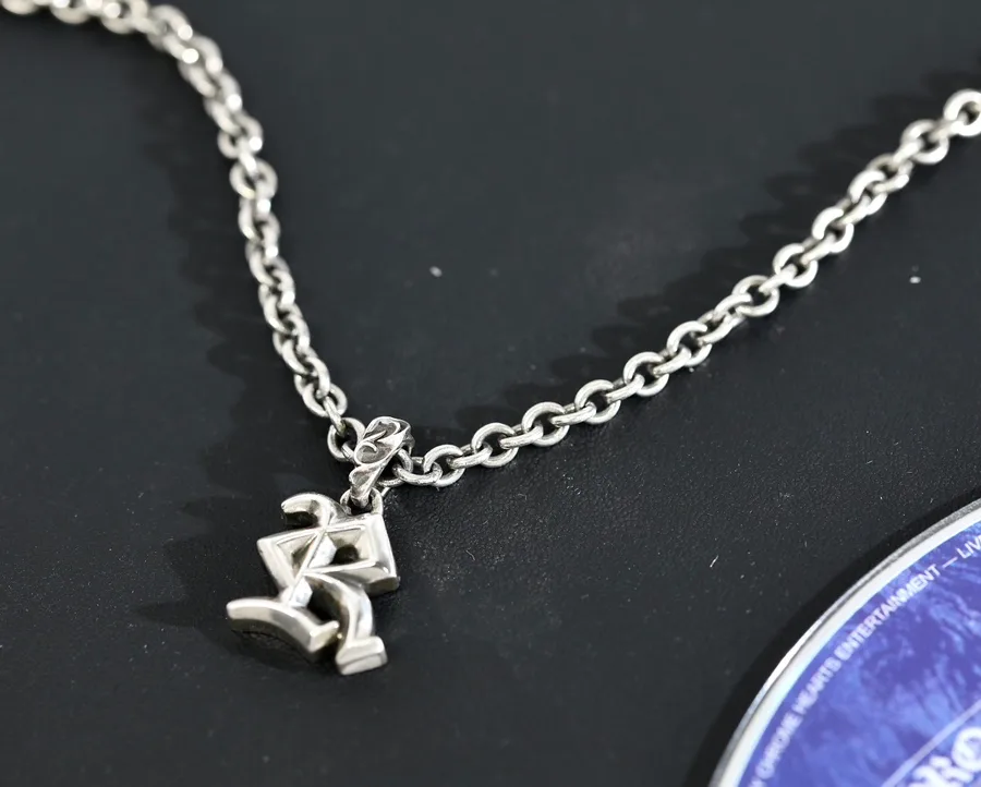Серебряная подвеска Chrome Hearts с буквой R на цепочке