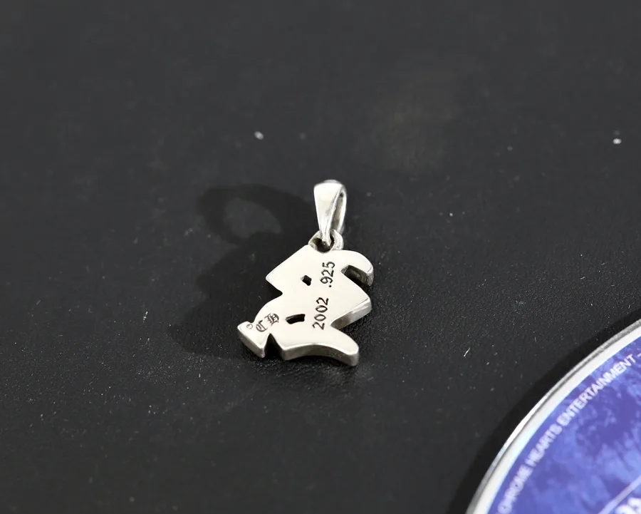 Оборотная сторона подвески Chrome Hearts с буквой R и гравировкой 925 пробы