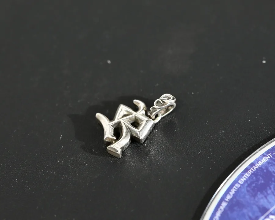 Подвеска Chrome Hearts Alphabet R из черненого серебра под углом