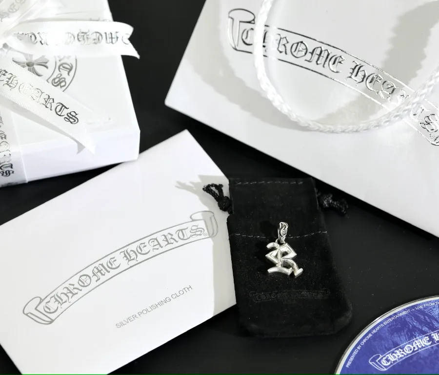 Подвеска Chrome Hearts R в комплекте с фирменной упаковкой, чехлом и салфеткой