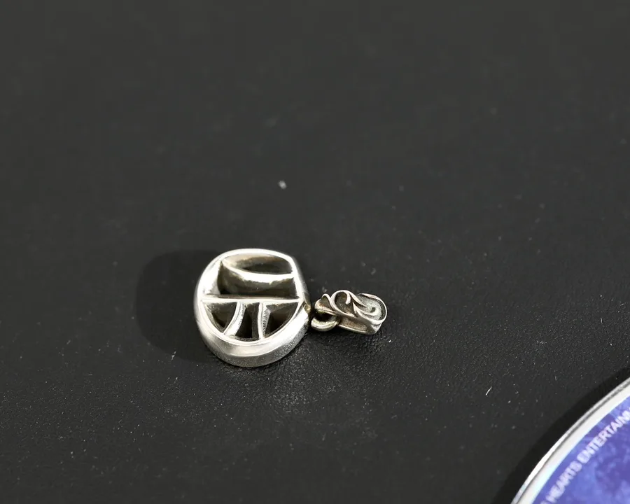 Кулон с готической буквой O Chrome Hearts под углом сверху
